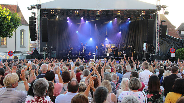 Beste Stimmung bei bestem Wetter herrschte auf dem Markdorfer Marktplatz und vor einer grandiosen Kulisse beim Howard Carpendale-Konzert.