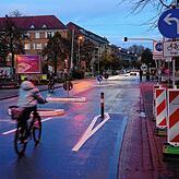 So sieht es aus, wenn der Poller mal nicht umgefahren ist: Radler können in Richtung Zähringerplatz durchfahren, Autos nicht. Neu ist, ...