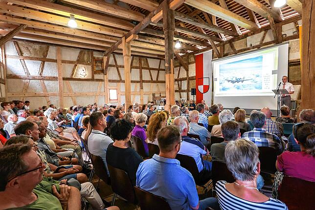 Der stellvertretende Ortsvorsteher und Konstanzer Stadtarchivar Professor Jürgen Klöckler berichtete in der vollbesetzten Liggeringer ...