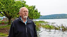 Mückenexperte Rainer Bretthauer steht am Bodenseeufer in Radolfzell. Der See ist mittlerweile stark gestiegen und überschwemmt schon ...