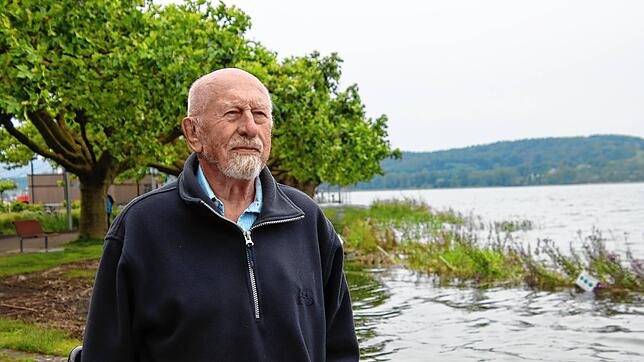 Mückenexperte Rainer Bretthauer steht am Bodenseeufer in Radolfzell. Der See ist mittlerweile stark gestiegen und überschwemmt schon ...