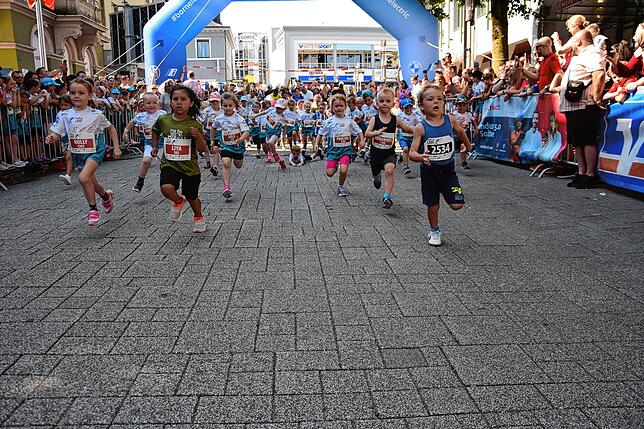 Bild 20: So viele sind beim 14. Trompeterlauf in Bad Säckingen dabei! Hier die Bilder der jüngsten Läufer