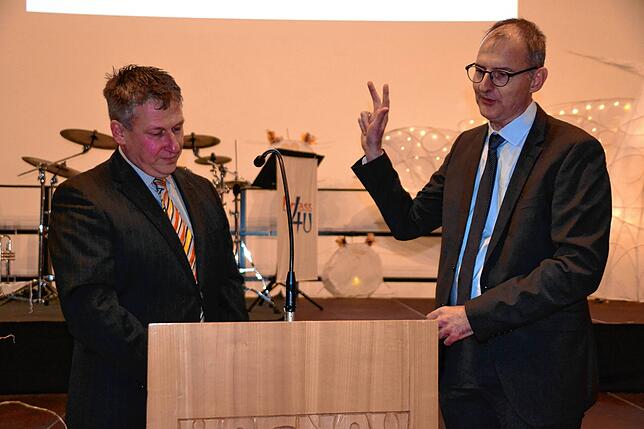 Volker Frede (rechts) legt am 1. Februar 2024 unter den Augen von Bürgermeister-Stellvertreter Thilo Brändle zum zweiten Mal den Amtseid ...