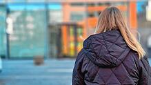 Sophie Z. steht vor dem Kinderwunschzentrum in Singen. Sie will Mutter werden, dazu fehlt ihr aber der passende Partner.