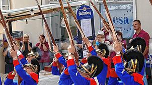 Die Engener Bürgerwehr lässt es zur Eröffnung des Altstadtfestes ordentlich krachen. Foto: Stadtverwaltung Engen