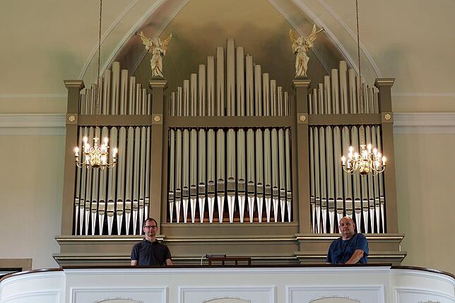 In Aulfingen sind Organist Tobias Hilbert (links) und Pfarrgemeinderatsvorsitzender Stefan Weiler stolz auf die jüngst restaurierte ...
