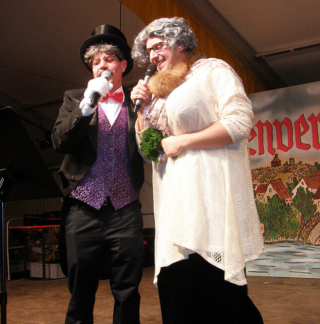 Die Elferräte Johannes Hafner (links) und Samuel Graf ließen beim Brauchtumsabend die Narreneltern wieder auferstehen, die es in den ...