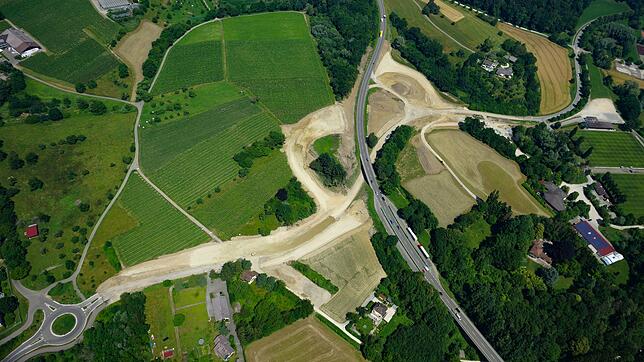 Die neue Trasse der B31 zwischen Überlingen Ost und West ist fertiggestellt. Dieses Bild zeigt den Bau des Anschlusses Rengoldshausen. ...