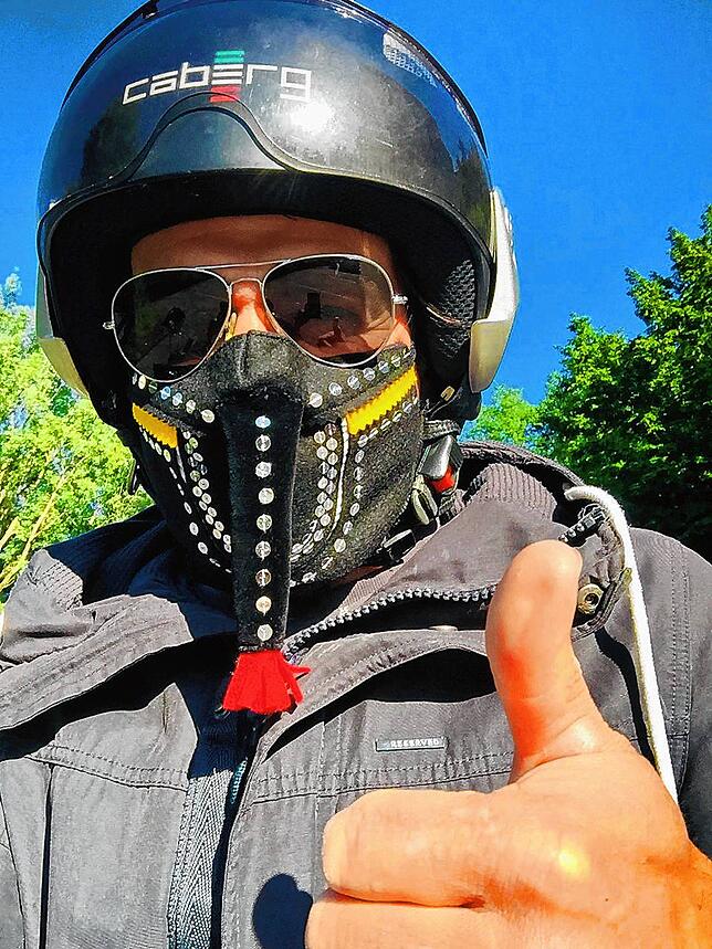 Jürgen Gundelsweiler hat sich inzwischen ein Unikat der ursprünglichen Hänsele-Maske nähen lassen. Diese Maske, die sich an der ...