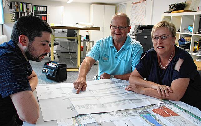 Thomas (Mitte) und Ina Jerg (rechts) bei der Besprechung mit Ingenieur Josep Tubau (links) im Büro in Walbertsweiler.