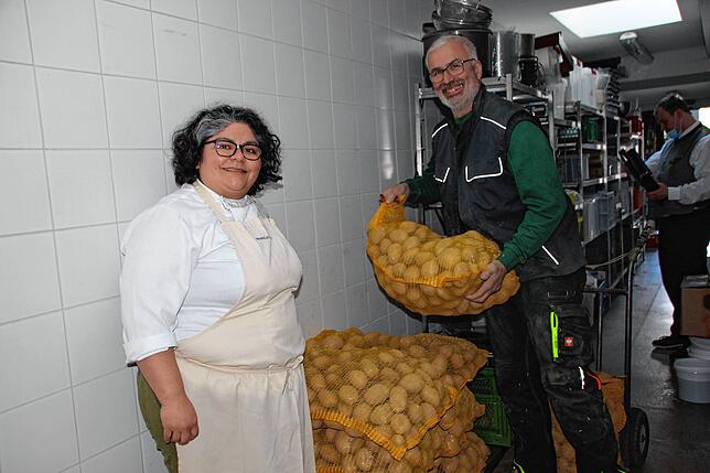 Köchin Gisela Kostanzer (links) nimmt im „Heinzler am See“ in Immenstaad die Kartoffellieferung entgegen.