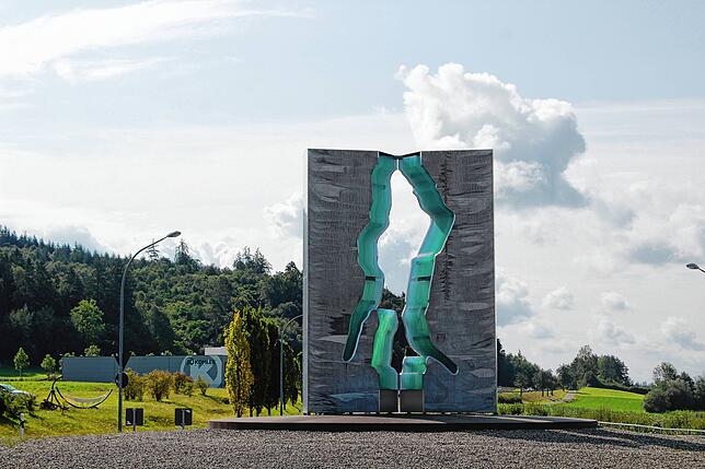Das Kunstwerk &bdquo;Tor zum Bodensee&ldquo; steht beim interkommunalen Gewerbegebiet Blumhof.