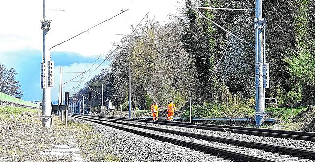 Einsatzkräfte räumen gegen 12.45 Uhr die letzten Holzstücke vom Gleis.
