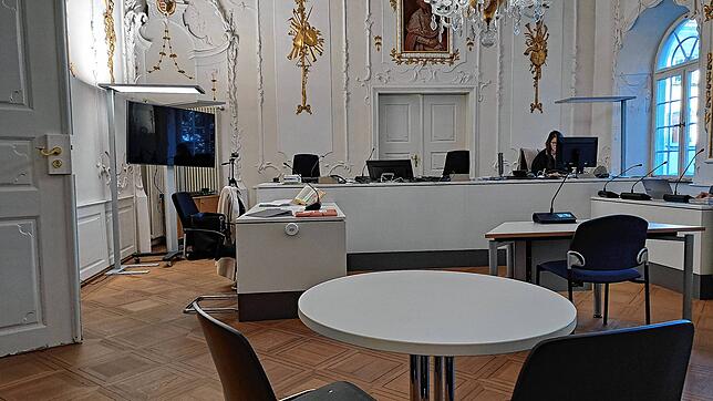 (Archivbild) Im Saal 44 des Amtsgericht Konstanz wird verhandelt, ob die Beschuldigten gemeinschaftlich gehandelt haben sollen. Dazu ...