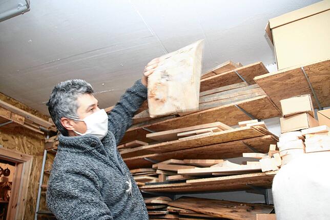 Bild 3: Von der uralten Schindel zur schmucken Weihnachtskunst: So entsteht eine handgebaute Krippe