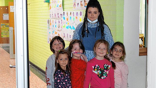 Der Kita-Betrieb läuft aktuell wieder in Form der Notbetreuung weiter. Hier Erzieherin Carina Boye mit einigen Kindern des katholischen ...