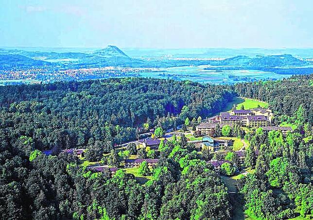 Blick auf die Schmieder-Klinik in Gailingen (im Vordergrund) bis auf die Hegau-Vulkane. Das Luftbild aus dem Archiv zeigt die Klinik ...