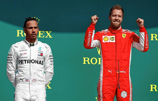 Sebastian Vettel (rechts) aus Deutschland vom Team Scuderia Ferrari jubelt 2018 über seinen Sieg beim Großen Preis von Großbritannien ...