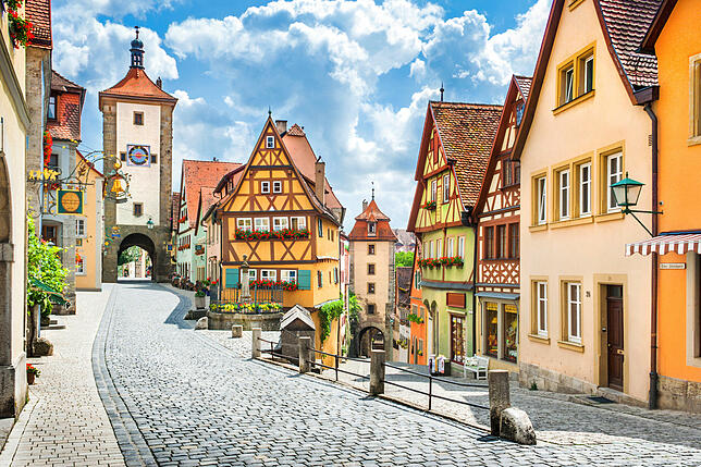 Die Türmchen und die schmalen Fachwerkhäuser von Rothenburg ob der Tauber, locken jedes Jahr viele Besucher an.