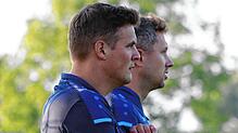 Die beiden Trainer Philip Schinn (hinten) und Sebastian Willibald von der SpVgg F.A.L. feiern mit ihrem Team einen 4:2-Erfolg über den ...