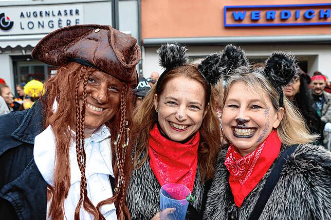 Bild 5: Schmotziger Dunschtig 2024: Mäschgerle aller Generationen feiern auf der Marktstätte
