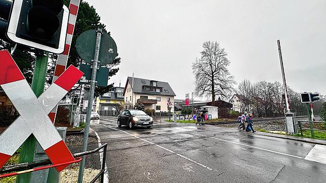 Die Bahnlinie in Fischbach trennt den Ortsteil. Viele Kinder müssen einen Umweg über den Bahnübergang nehmen, um zur Schule zu kommen.