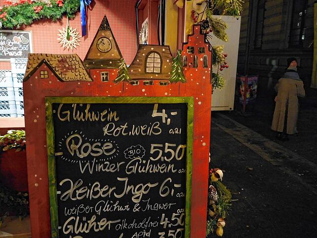Aufsteller mit Preisen des Glühweintreff3000-Stands