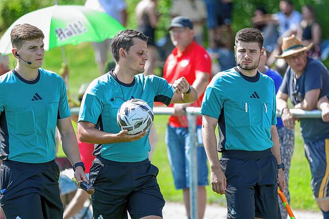 Bild 2: SV 08 Laufenburg siegt 5:2 im ersten Relegationsspiel beim FC Pfaffenweiler – wir haben Fotos!