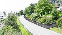 Unterhalb des Parkplatzes West verläuft ein Grünstreifen entlang der B31 alt. Über ihn könnte der Bodenseeradweg geführt und am ...