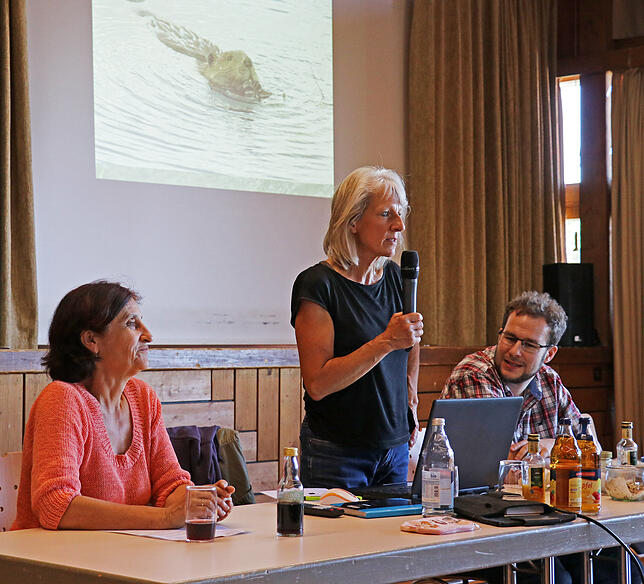Friederike Tribukait, Bettina Sättele und Tobias Kock (von links) informierten über den Biber im Schlüchtsee.