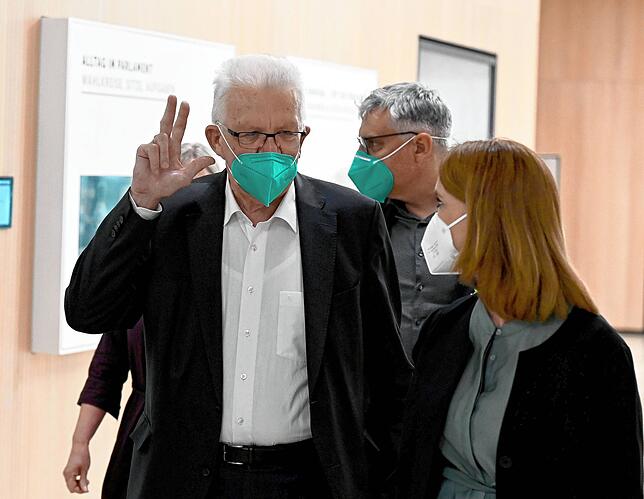 Ministerpräsident Winfried Kretschmann (Grüne) mit Staatssekretärin Petra Olschowski. Er mahnt zur Vorsicht und will das Maskentragen ...