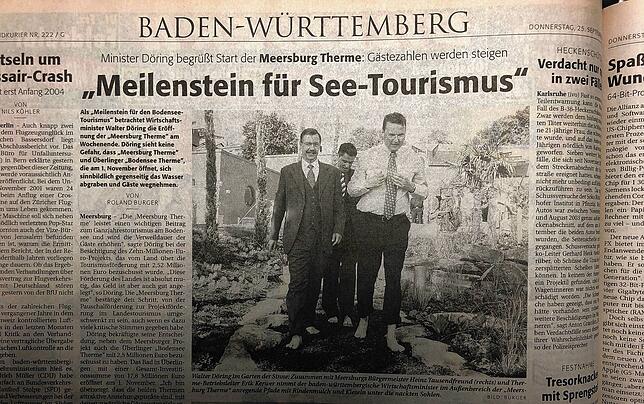 Der baden-württembergische Wirtschaftsminister Walter Döring (links) hat sich seiner Socken entledigt und läuft barfuß über Rindenmulch ...