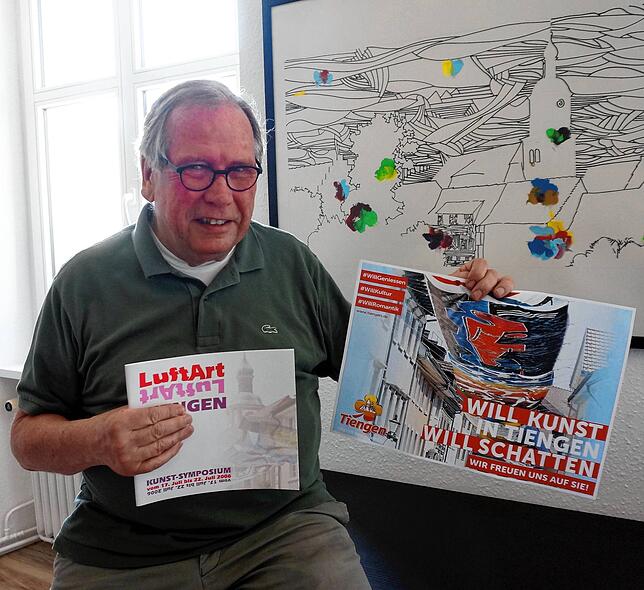 Kurt Reckermann (Geschäftsführer Aktionsgemeinschaft Tiengen) mit dem Katalog zur Luftart 2006 und dem Plakat, mit dem im Großformat ...
