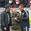 Hatten reichlich Gesprächsbedarf: Bayerns Sportdirektor Hasan Salihamidzic, Teammanagerin Kathleen Krüger und der vierte Offizielle Arno ...