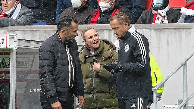 Hatten reichlich Gesprächsbedarf: Bayerns Sportdirektor Hasan Salihamidzic, Teammanagerin Kathleen Krüger und der vierte Offizielle Arno ...