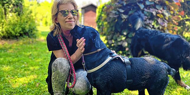 Küsschen! Brigitte Mairhofer mit ihrer Labradorhündin Brandy. Die 59-Jährige hat einen Tiersitterservice in Konstanz.