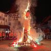 Die Feuerwehr steht zum Brandschutz bereit, wenn der Hemedglonker brennt. Der Bereich auf dem Gustav-Hammer-Platz ist weiträumig ...