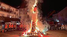 Die Feuerwehr steht zum Brandschutz bereit, wenn der Hemedglonker brennt. Der Bereich auf dem Gustav-Hammer-Platz ist weiträumig ...