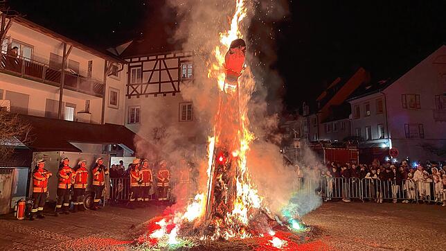 Die Feuerwehr steht zum Brandschutz bereit, wenn der Hemedglonker brennt. Der Bereich auf dem Gustav-Hammer-Platz ist weiträumig ...