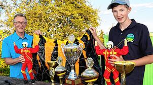 Roman Knappe aus Bräunlingen (rechts) ist deutscher Meister 2024 im Modellfallschirmzielspringen. Sein Vater Michael (links) ist bei den ...