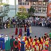 Viel Applaus bekommen die Damen der Tanzgruppe für ihre Aufführungen. In der Unterstadt ziehen sie Hunderte in ihren Bann.