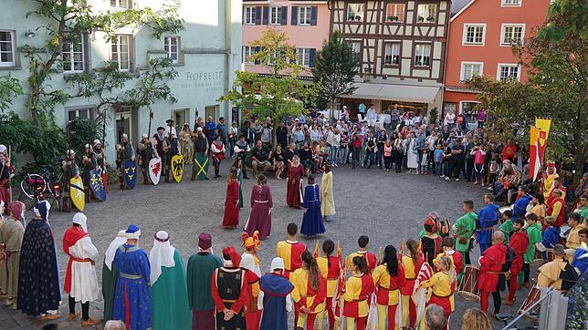 Viel Applaus bekommen die Damen der Tanzgruppe für ihre Aufführungen. In der Unterstadt ziehen sie Hunderte in ihren Bann.