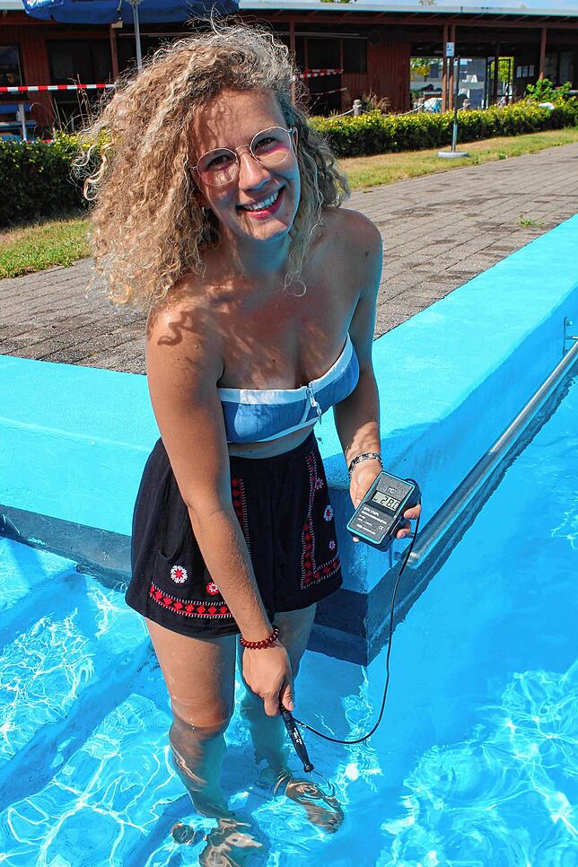 Fast wie Badewasser: 28 Grad Celsius misst Bademeisterin Theresa Oschwald im Hubertshofener Freibad.