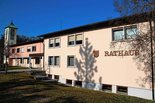 Das Rathaus und die katholische Kirche, zwei Symbole für den rasanten Aufstieg der Gemeinde in den 50er und 60er Jahren des vorigen ...