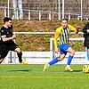 Der Marbacher Marco Effinger (links) versucht, den Singener Marko Jankovic zu stoppen.