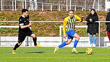 Der Marbacher Marco Effinger (links) versucht, den Singener Marko Jankovic zu stoppen.
