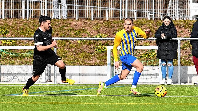 Der Marbacher Marco Effinger (links) versucht, den Singener Marko Jankovic zu stoppen.