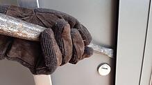 Zwei unbekannte Täter sind in einem Wohnhaus in der Oberdorfstraße in Singen eingebrochen. (Symbolbild)