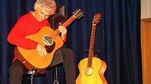 Gaetano Siino zauberte in Urberg an der Gitarre. Bild: Karin Steinebrunner