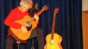 Gaetano Siino zauberte in Urberg an der Gitarre. Bild: Karin Steinebrunner